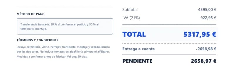 El pie del presupuesto: el método de pago con el 50 por ciento al confirmar, las condiciones, el subtotal de 4.395 euros, el IVA del 21 por ciento, el total de 5.317,95 euros, la entrega a cuenta de 2.658,98 y lo pendiente, 2.658,97.